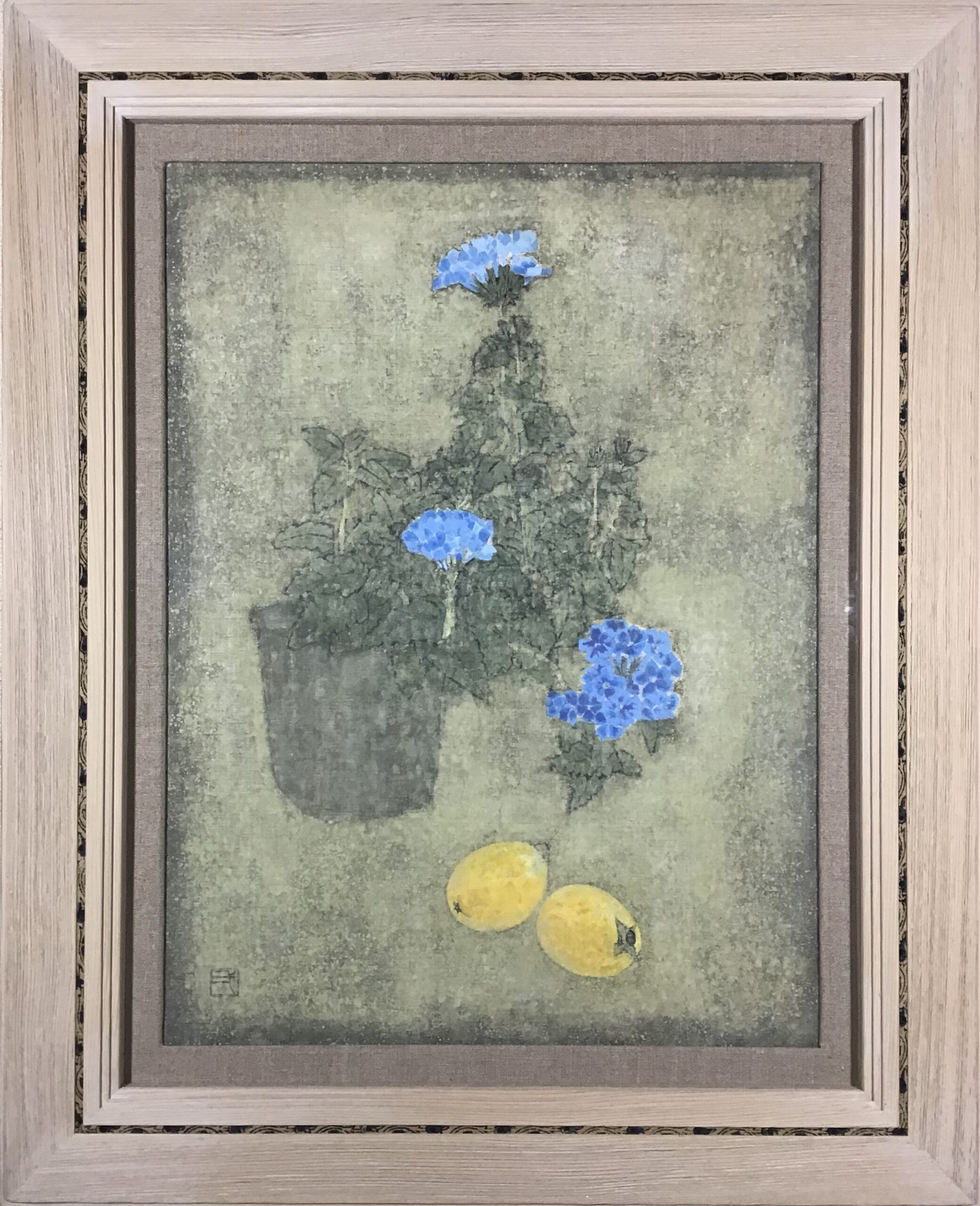 青い花のある卓上